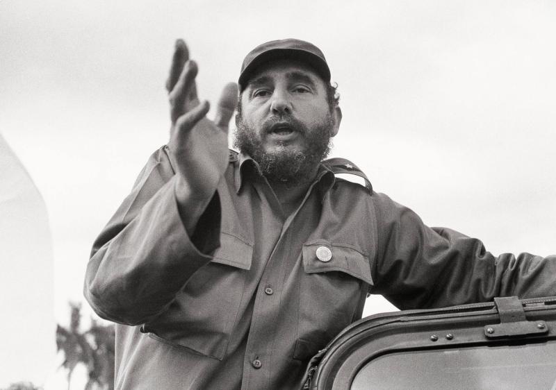 Fidel Castro besöker Nordiska Brigadens arbetsplats. Ur serien Kuba