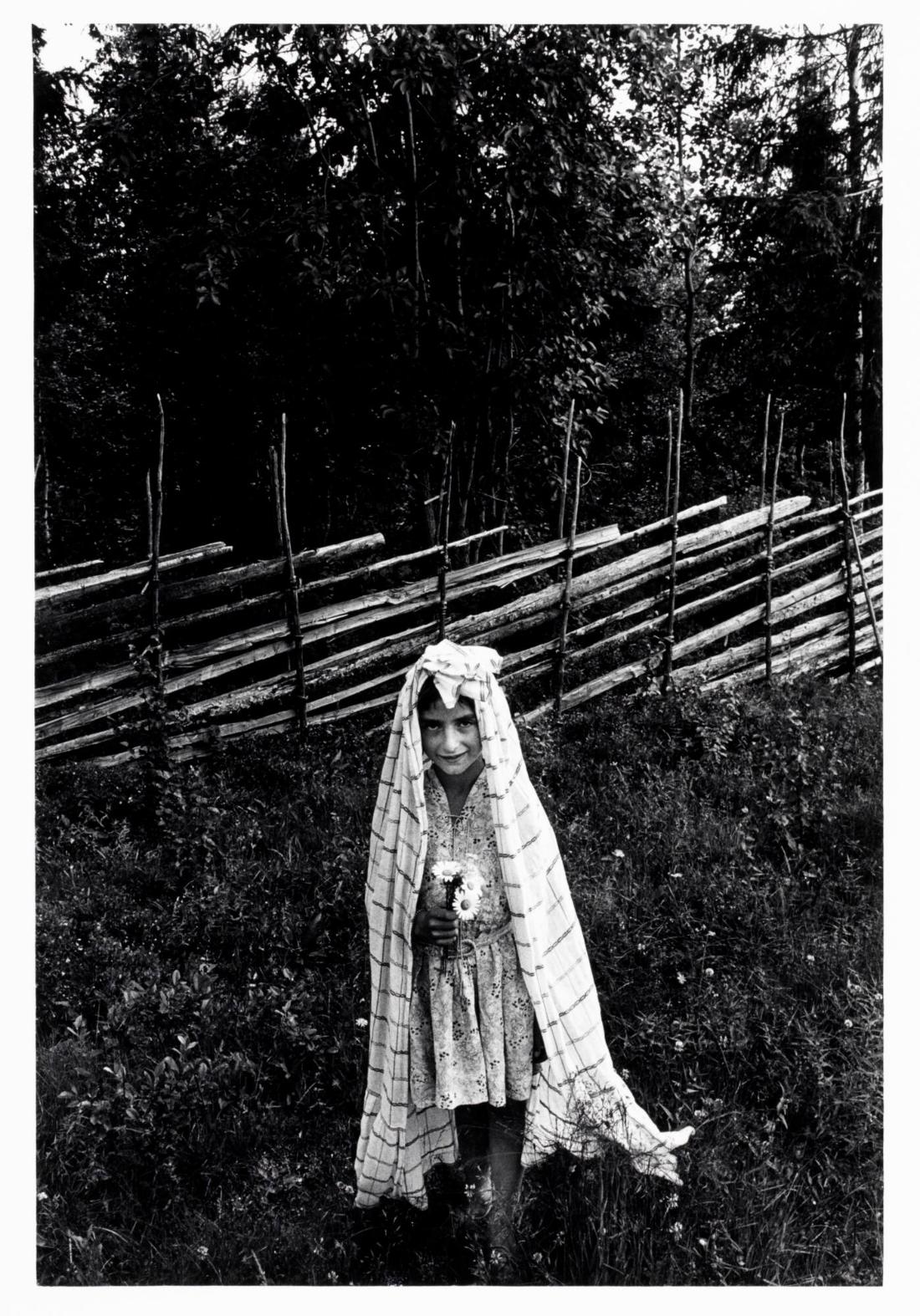 Märta Olofsson, 8 år , leker brud. Ur serien Bilder från den stora flyttningen