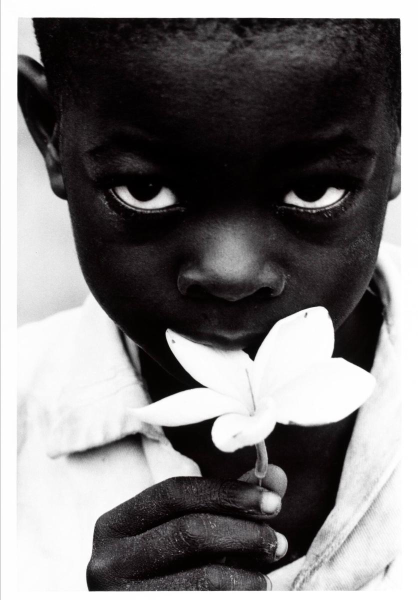 Pojke vid stormöte i Nziembo. Ur serien Bilder av Kongo