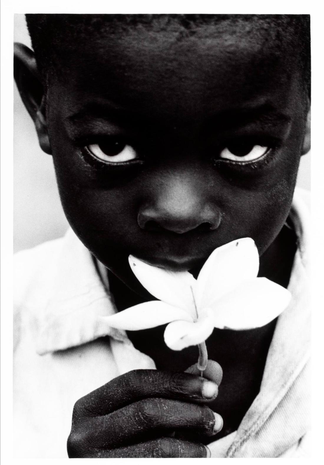 Pojke vid stormöte i Nziembo. Ur serien Bilder av Kongo