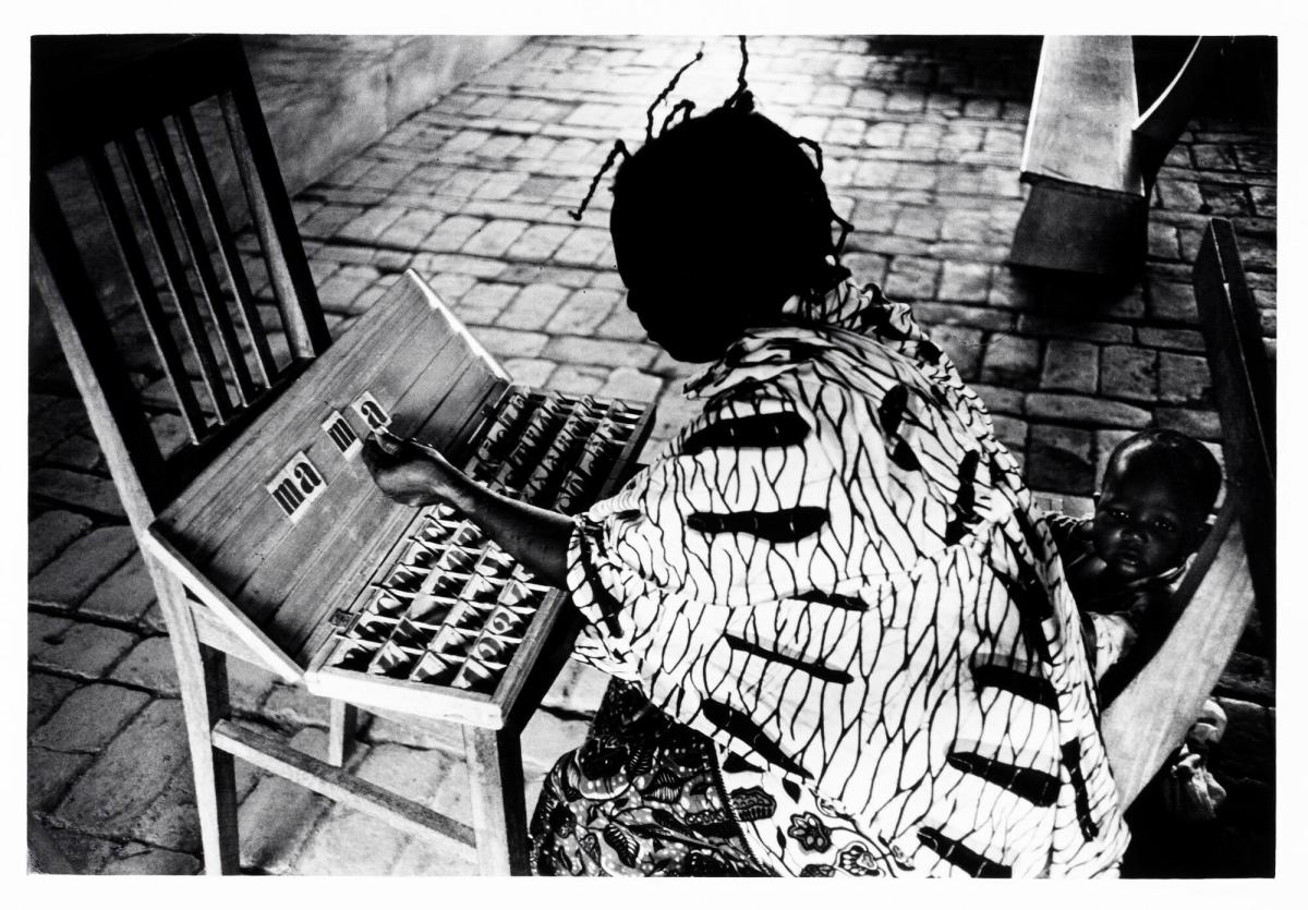 Analfabetisk kvinna lär sig läsa. Stadsdelen Madonna i Brazzaville. Ur serien Bilder av Kongo