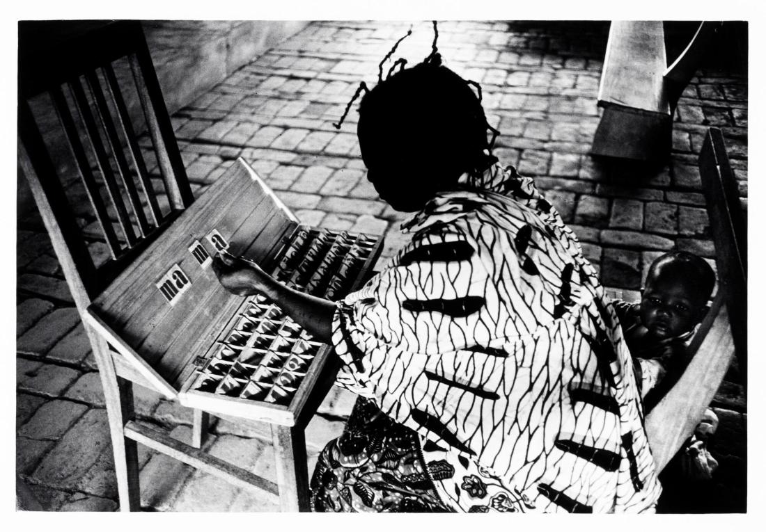Analfabetisk kvinna lär sig läsa. Stadsdelen Madonna i Brazzaville. Ur serien Bilder av Kongo