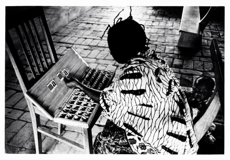 Analfabetisk kvinna lär sig läsa. Stadsdelen Madonna i Brazzaville. Ur serien Bilder av Kongo