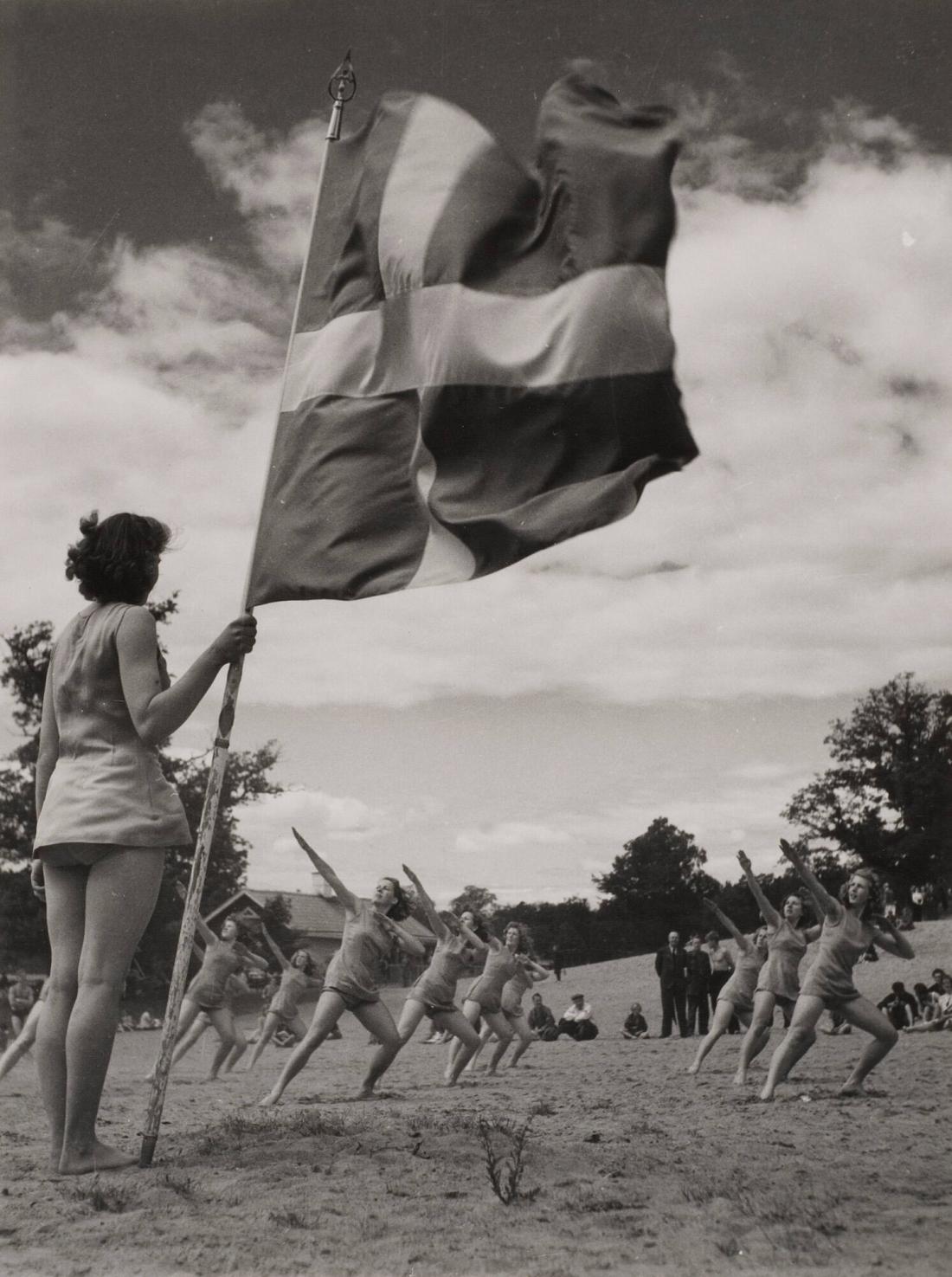 Svenska flickor gymnastisera