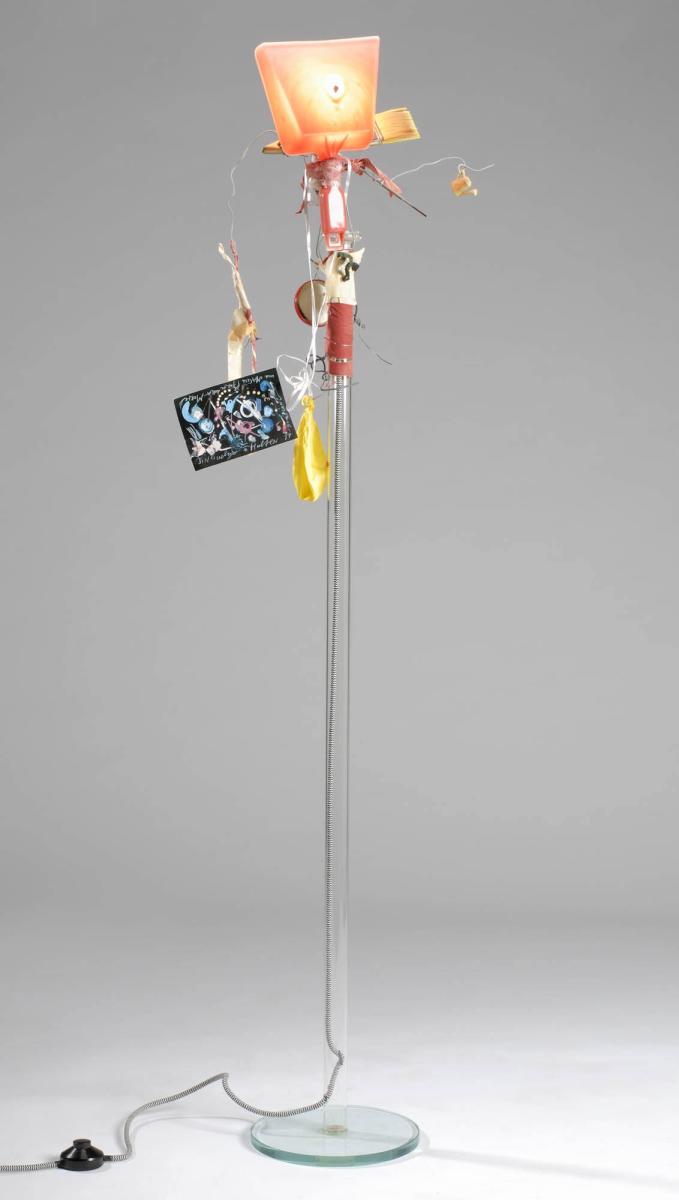[Trasig och lagad lampa till ett sovrum i Palazzo Grassi]