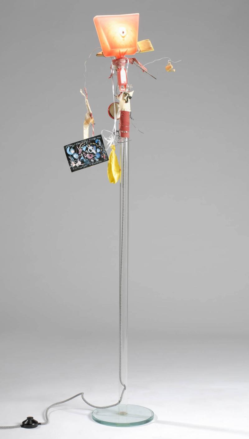 [Trasig och lagad lampa till ett sovrum i Palazzo Grassi]