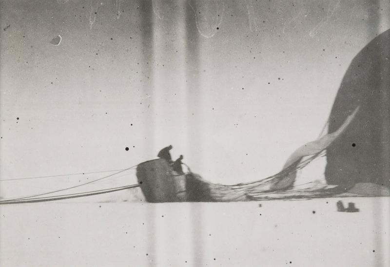 Gondolen efter landningen, 14 juli 1897. Ur serien Ingenjör Andrées luftfärd