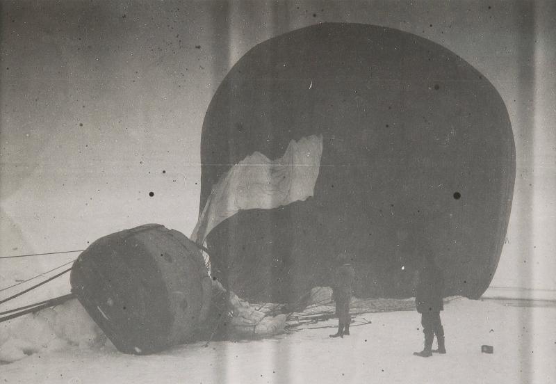 Örnen har landat på isflaket, 14 juli 1897. Ur serien Ingenjör Andrées luftfärd