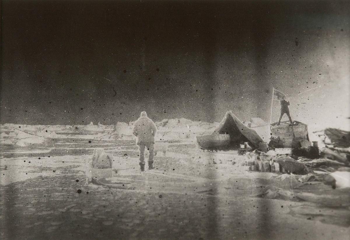 På landningsplatsen. Andrée, står på gondoltaket och granskar horisonten för att finna land, 20 juli 1897. Ur serien Ingenjör Andrées luftfärd