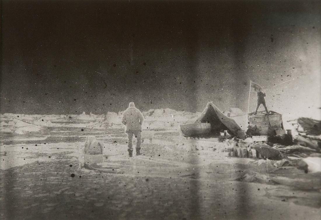 På landningsplatsen. Andrée, står på gondoltaket och granskar horisonten för att finna land, 20 juli 1897. Ur serien Ingenjör Andrées luftfärd