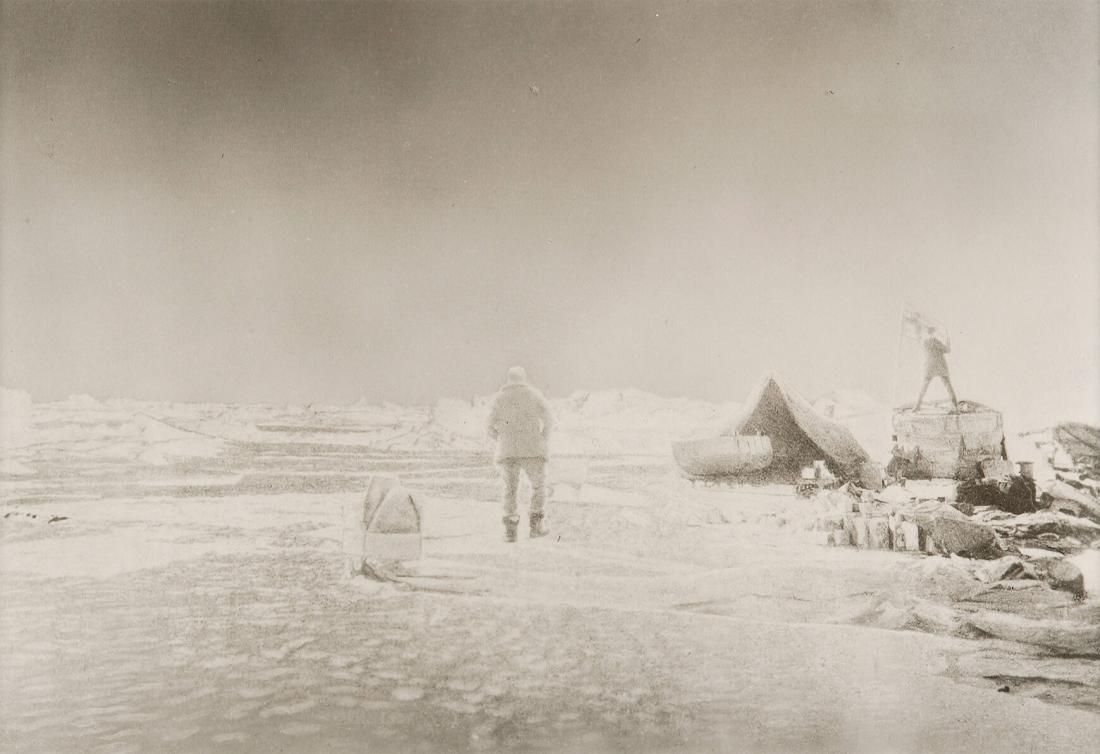 På landningsplatsen. Andrée står på gondoltaket och granskar horisonten för att finna land, 20 juli 1897. Ur serien Ingenjör Andrées luftfärd