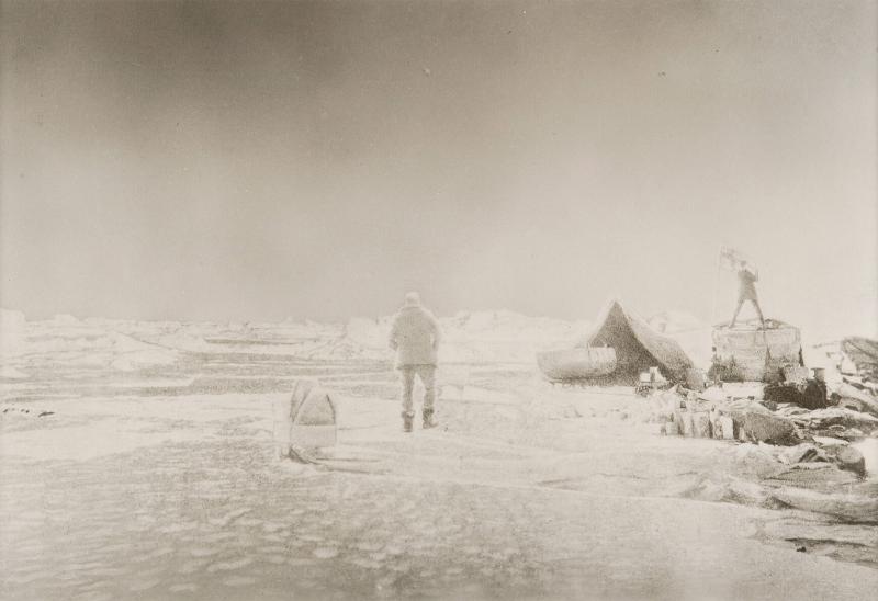 På landningsplatsen. Andrée står på gondoltaket och granskar horisonten för att finna land, 20 juli 1897. Ur serien Ingenjör Andrées luftfärd
