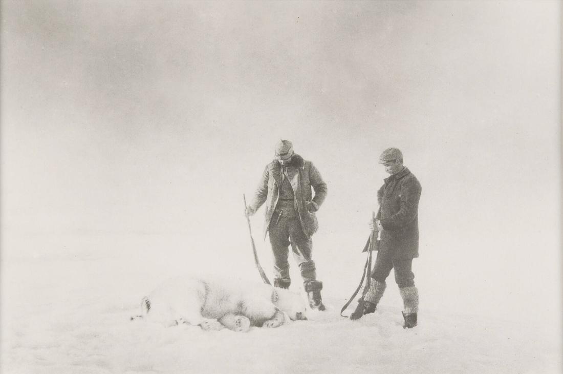 Strindberg (t.h.) och Fraenkel vid en isbjörn. Ur serien Ingenjör Andrées luftfärd