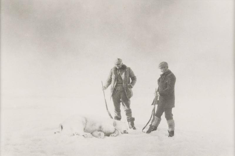 Strindberg (t.h.) och Fraenkel vid en isbjörn. Ur serien Ingenjör Andrées luftfärd