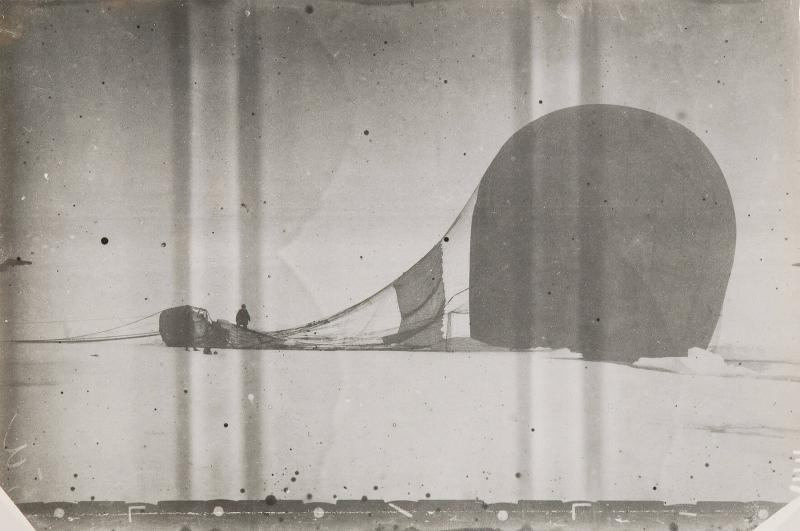 Den 14/7 1897. Örnen efter landningen. Ur serien Ingenjör Andrées luftfärd