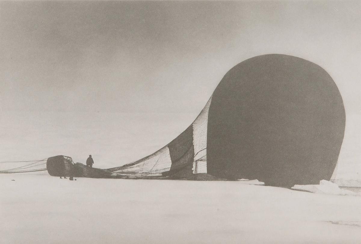Den 14/7 1897. Örnen efter landningen. Ur serien Ingenjör Andrées luftfärd