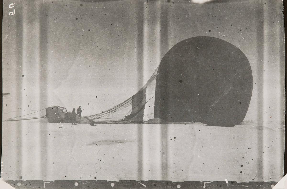 Den 14/7 1897. Örnen efter landningen. Ur serien Ingenjör Andrées luftfärd