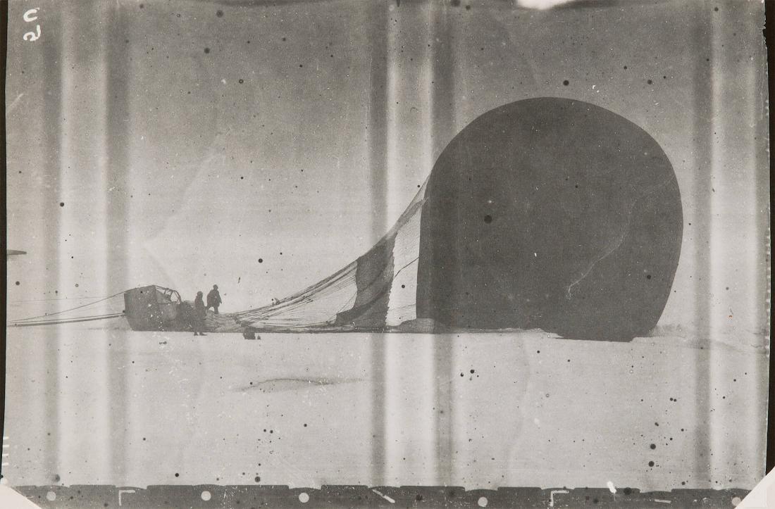 Den 14/7 1897. Örnen efter landningen. Ur serien Ingenjör Andrées luftfärd