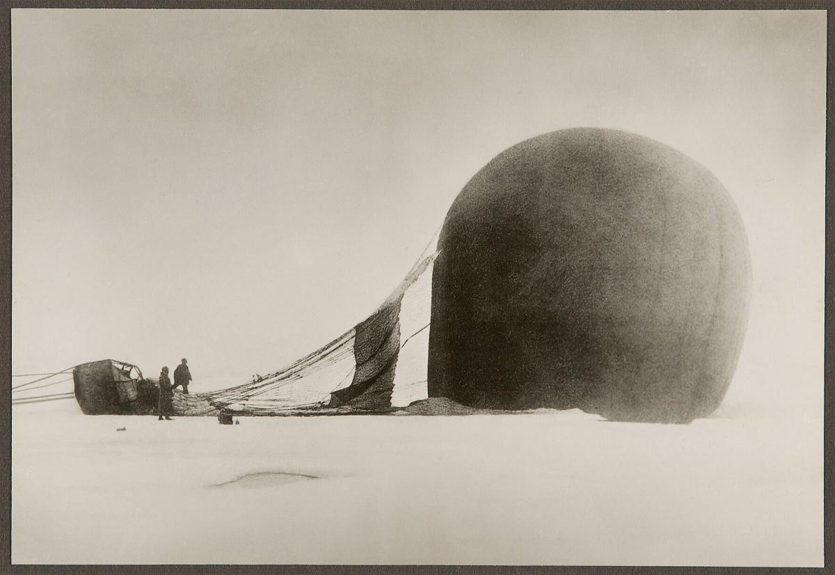 Den 14/7 1897. Örnen efter landningen. Ur serien Ingenjör Andrées luftfärd