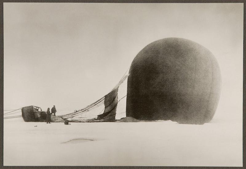 Den 14/7 1897. Örnen efter landningen. Ur serien Ingenjör Andrées luftfärd