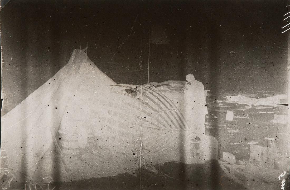 Den 15-19/7 1897. På landningsplatsen. Arbete på montering av båtens stomme. Ur serien Ingenjör Andrées luftfärd