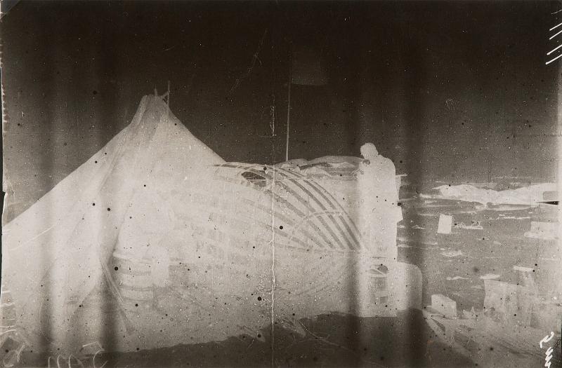Den 15-19/7 1897. På landningsplatsen. Arbete på montering av båtens stomme. Ur serien Ingenjör Andrées luftfärd