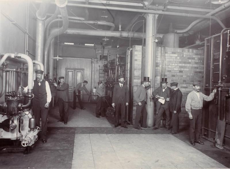 Värmeledningsaggregat Kungliga Teaterns källaravdelning. I mitten maskinmästare (smed) Nilsson