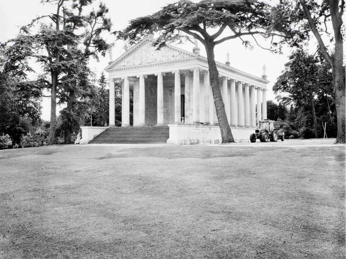 Antikt tempel, Stowe, Buckinghamshire, England. Ur serien Arkadien - modell, museum och lekplats