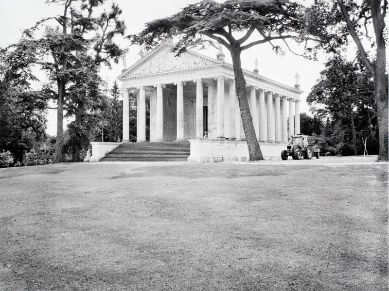 Antikt tempel, Stowe, Buckinghamshire, England. Ur serien Arkadien - modell, museum och lekplats
