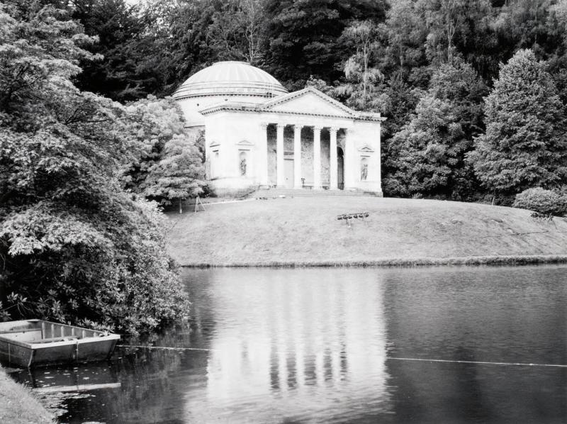 Antikt tempel, Stourhead, Wiltshire, England. Ur serien Arkadien - modell, museum och lekplats