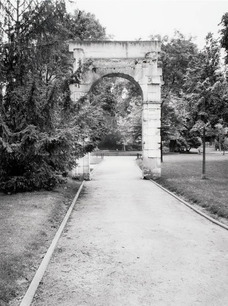 Antik portal, Parc Monceau, Paris, Frankrike. Ur serien Arkadien - modell, museum och lekplats