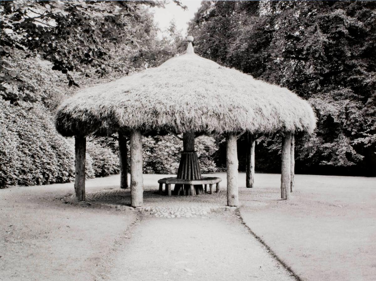 Afrikansk hydda, Tatton Park, Cheshire, England. Ur serien Arkadien - modell, museum och lekplats