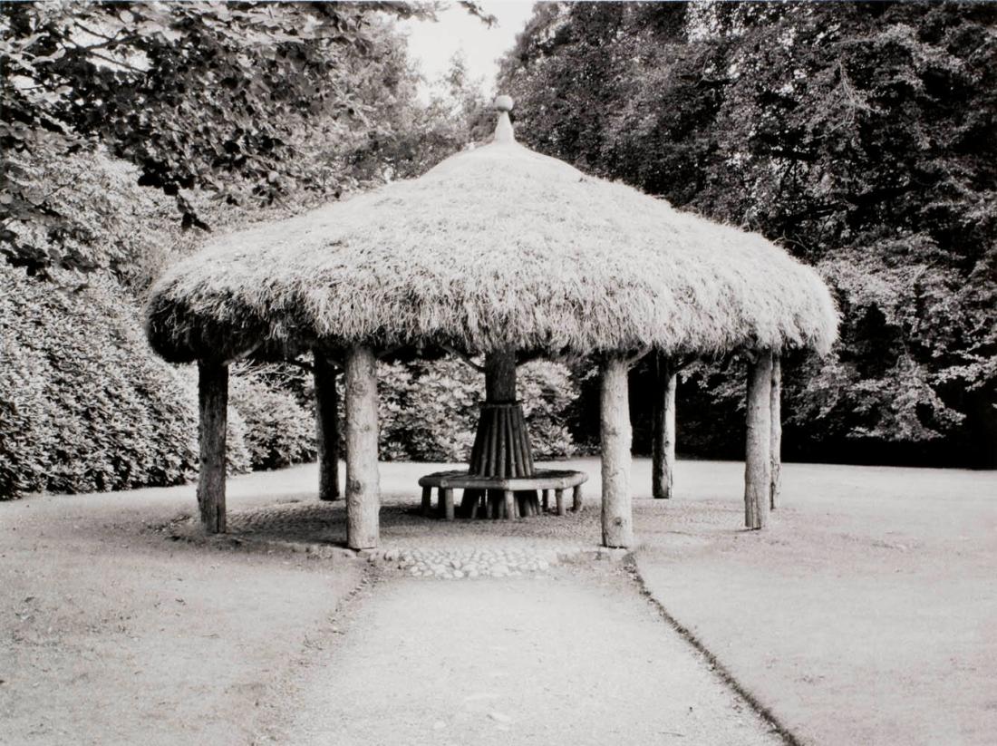 Afrikansk hydda, Tatton Park, Cheshire, England. Ur serien Arkadien - modell, museum och lekplats