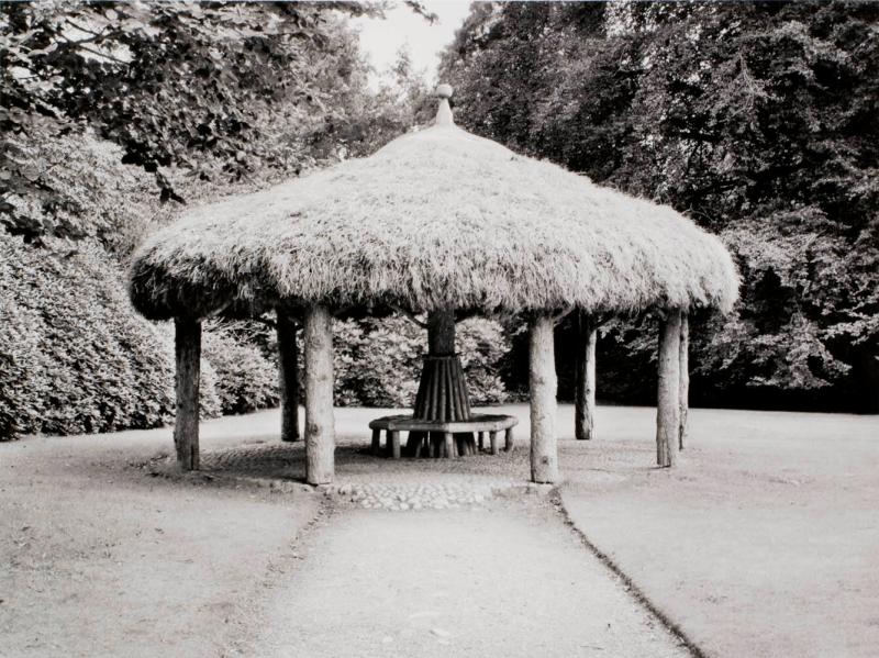 Afrikansk hydda, Tatton Park, Cheshire, England. Ur serien Arkadien - modell, museum och lekplats