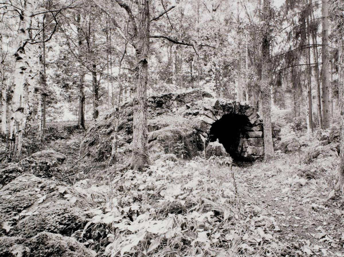Grotta, Engelska parken, Söderfors, Sverige. Ur serien Arkadien - modell, museum och lekplats