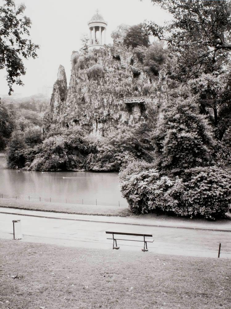 Berg, rustik bro och antikt tempel, Parc des Buttes-Chaumont, Paris, Frankrike. Ur serien Arkadien - modell, museum och lekplats