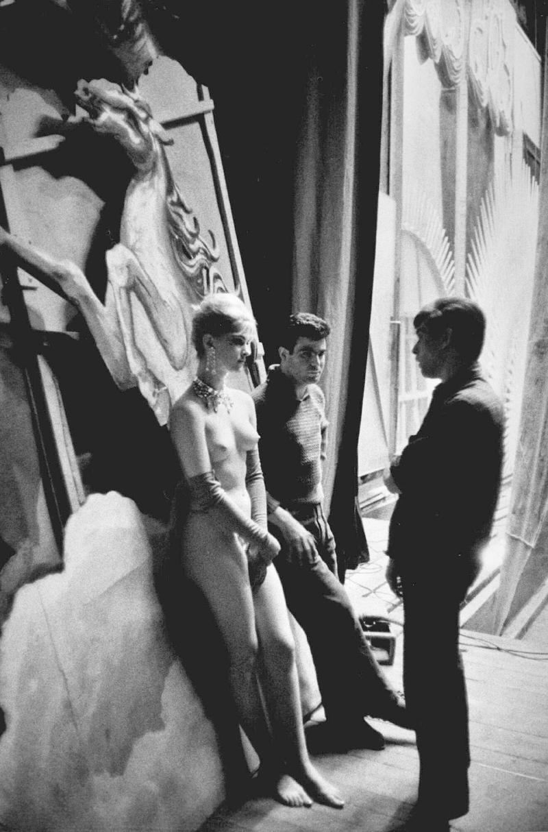 Les coulisses des Folies-Bergère, Paris