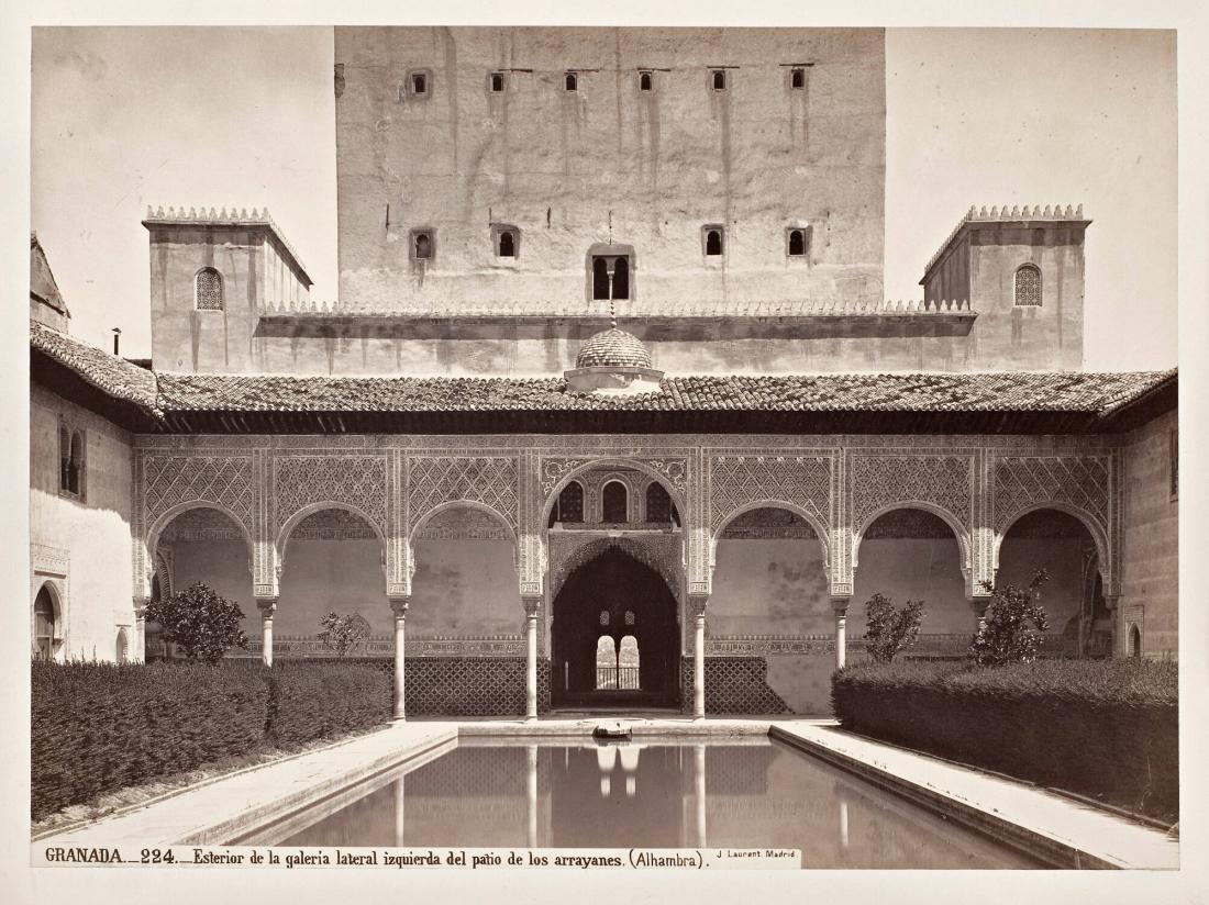 GRANADA. - 224. -Esterior de la galeria lateral ìzguierda del patio de los arrayanes. (Alhambra). J. Laurent. Madrid