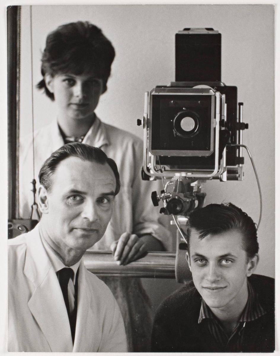 Fotograf och Fotolärare Calldick F. Lundblad med två elever