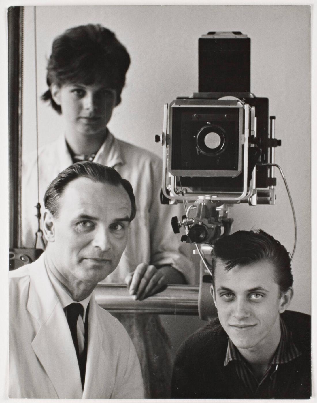 Fotograf och Fotolärare Calldick F. Lundblad med två elever