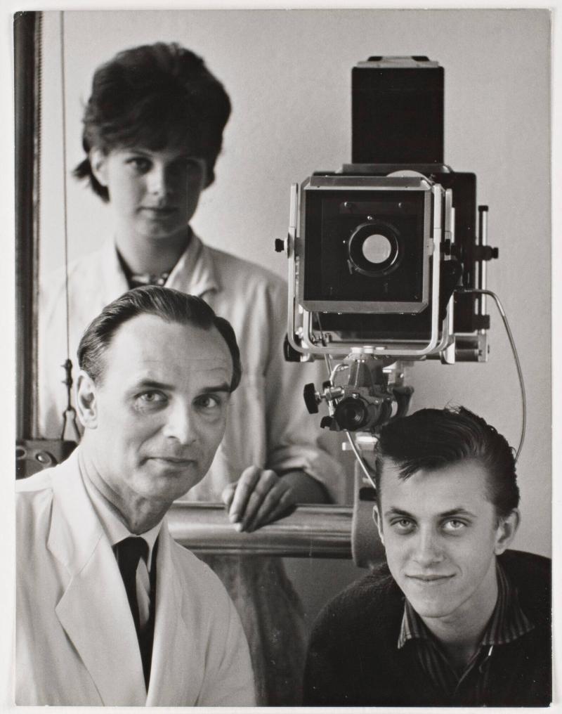 Fotograf och Fotolärare Calldick F. Lundblad med två elever