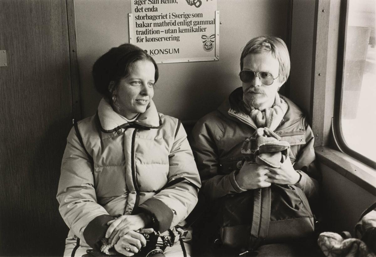 På Djurgårdståget, mars, 1981. Melissa Shook och musikern Pelle Ohlsson. Ur serien "Dagbok"