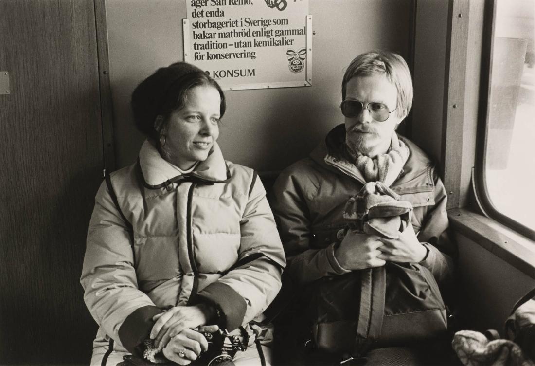 På Djurgårdståget, mars, 1981. Melissa Shook och musikern Pelle Ohlsson. Ur serien "Dagbok"