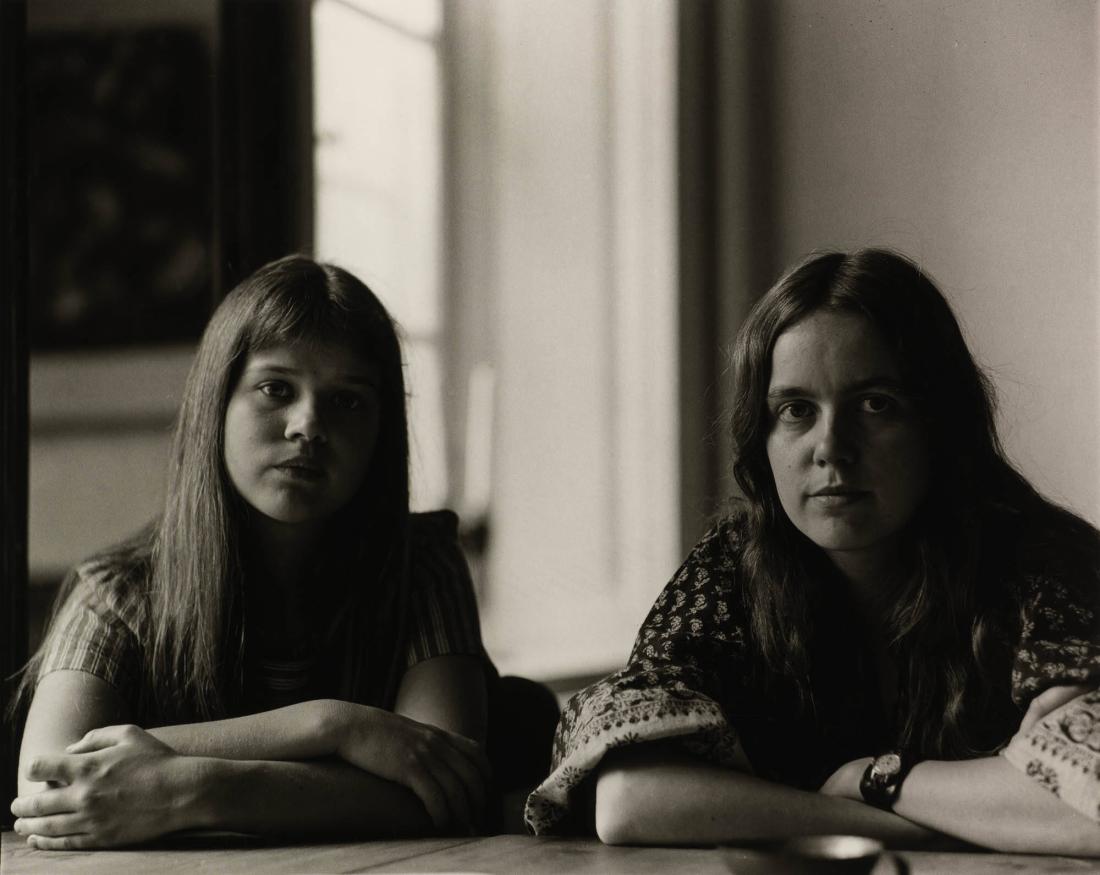 Fotograf Ann Eriksson med syster Miriam. Ur serien "Systrar"