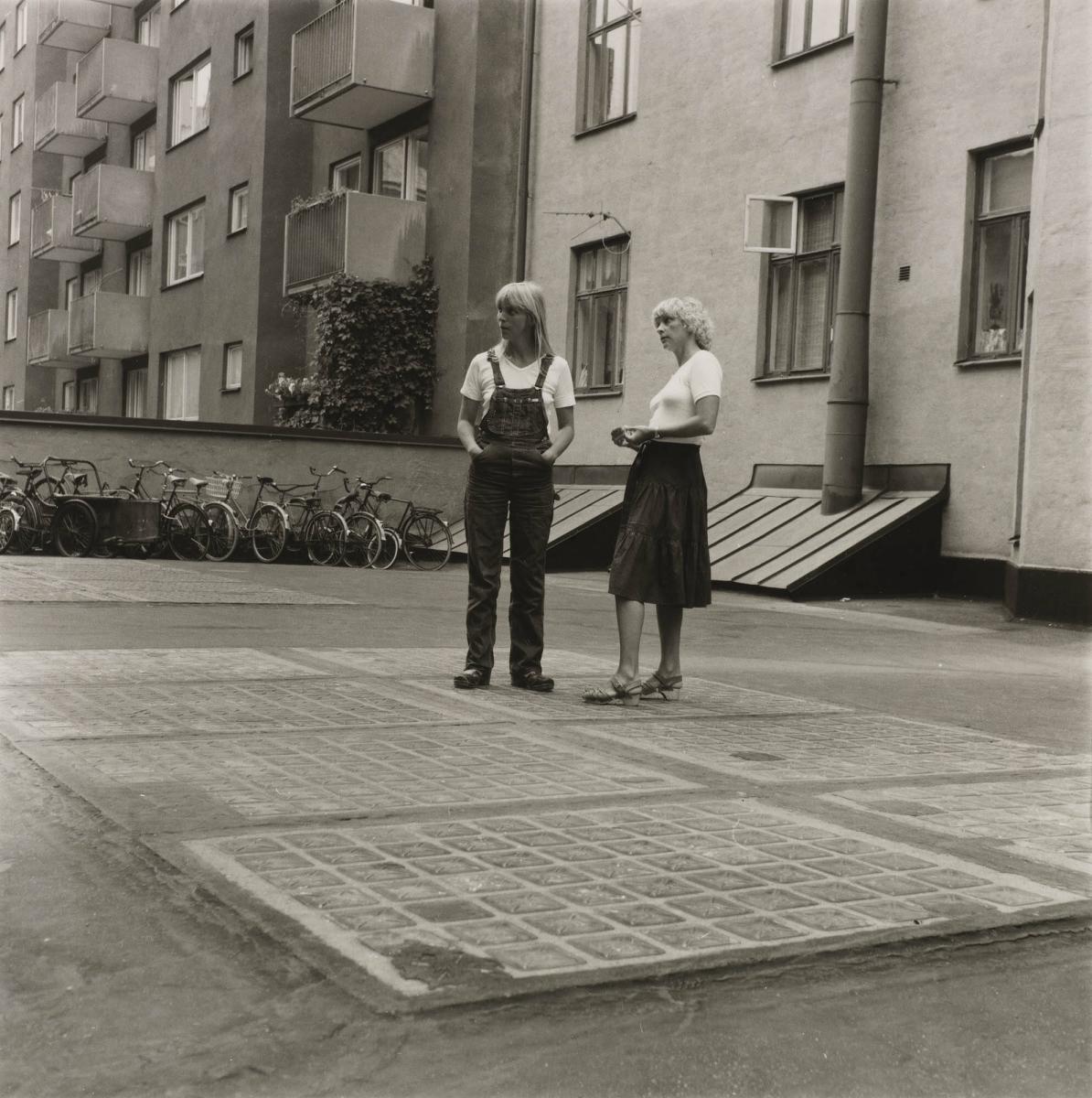 Fotograf Marie Nilsson med sin syster Lena Sundberg. Ur serien "Systrar"