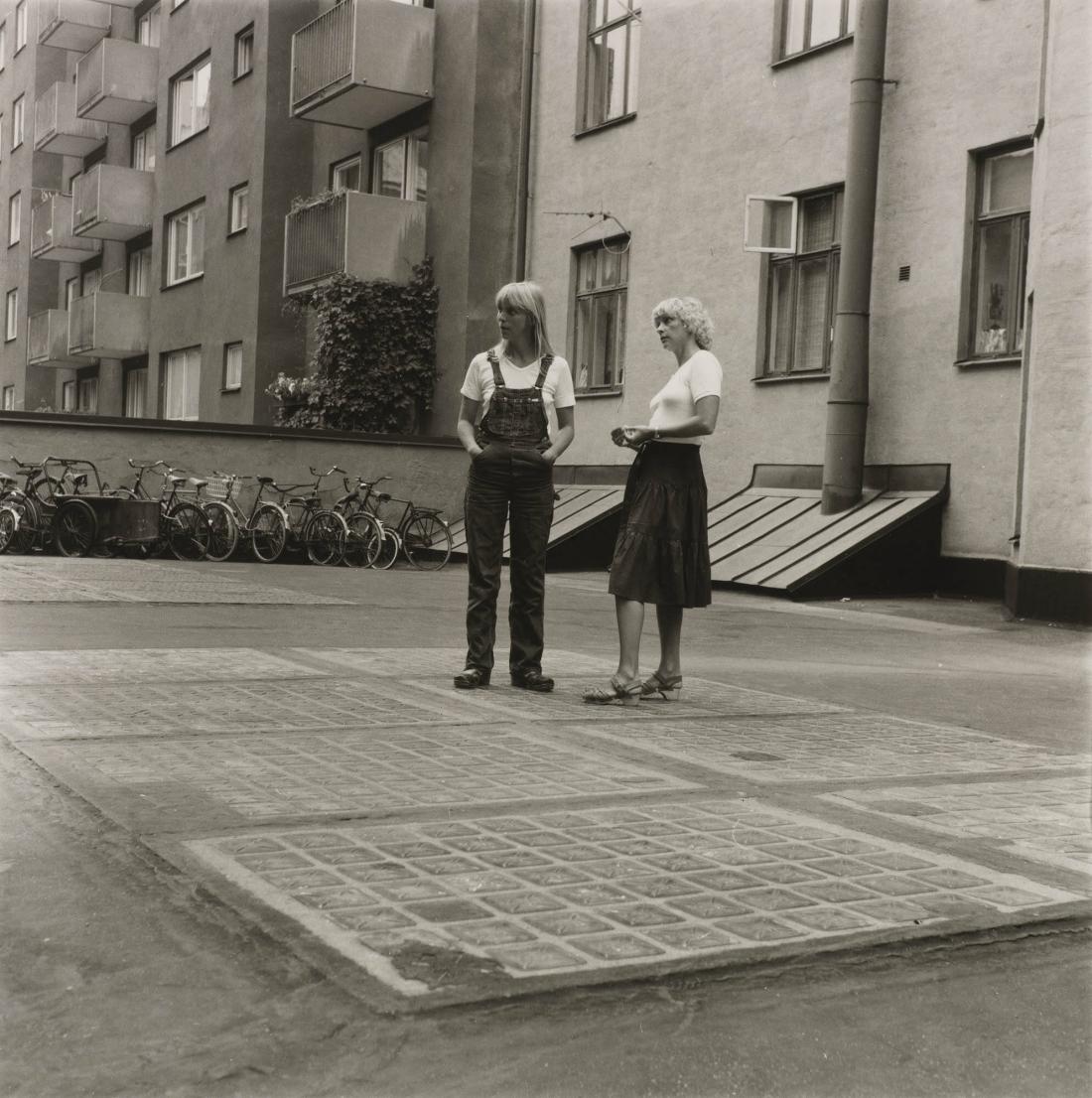 Fotograf Marie Nilsson med sin syster Lena Sundberg. Ur serien "Systrar"