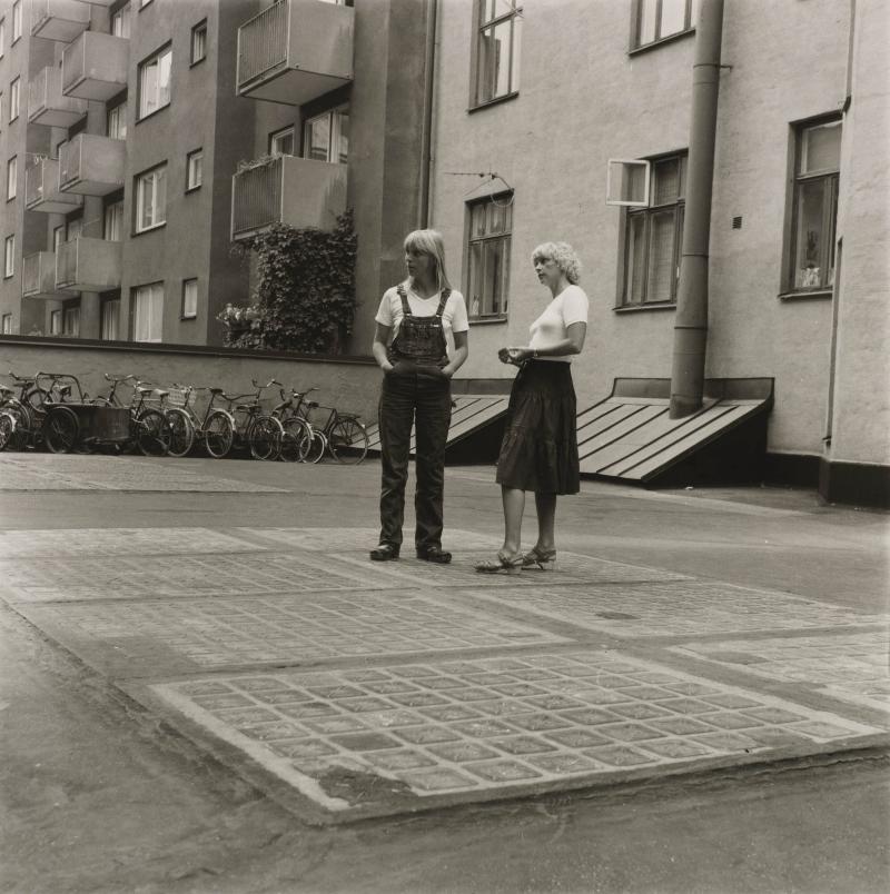 Fotograf Marie Nilsson med sin syster Lena Sundberg. Ur serien "Systrar"