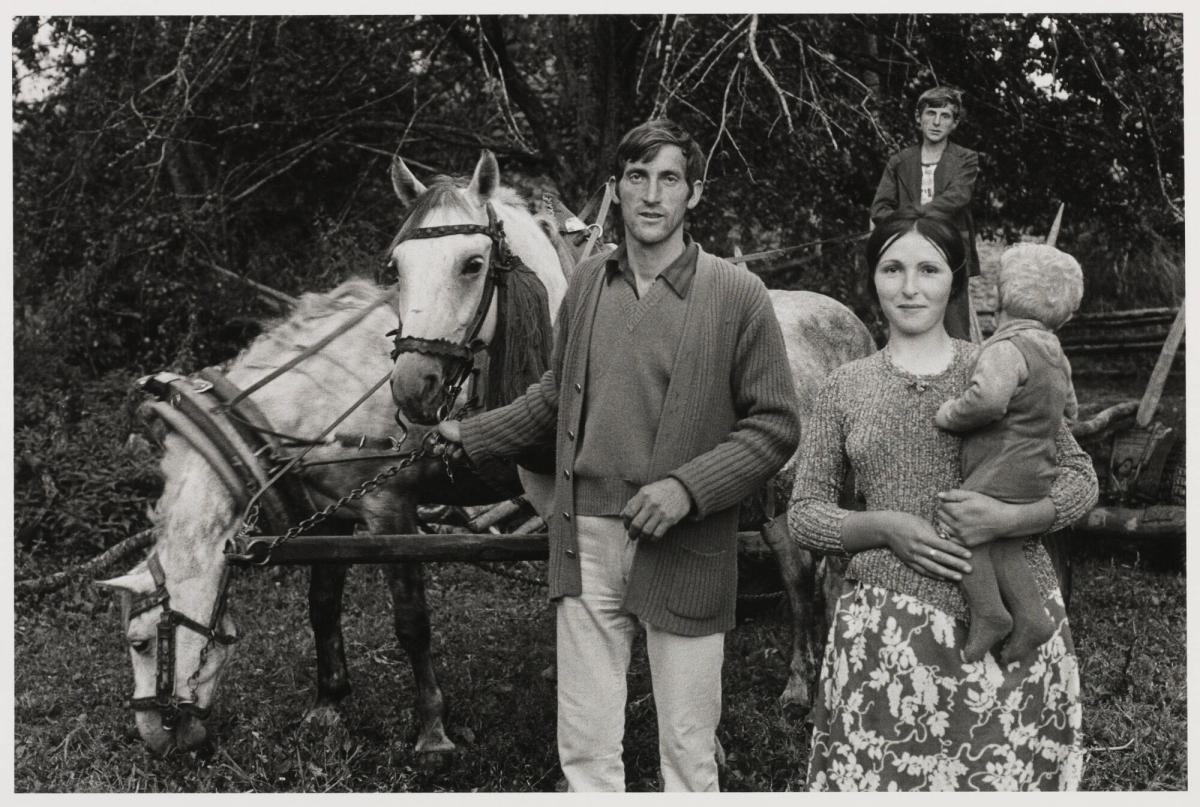 En albansk bonde med sin familj och sina hästar och brorson i bakgrunden . Ur serien Kosova, Jugoslavien