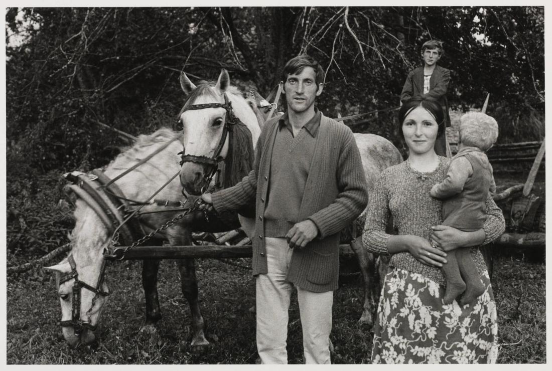 En albansk bonde med sin familj och sina hästar och brorson i bakgrunden . Ur serien Kosova, Jugoslavien