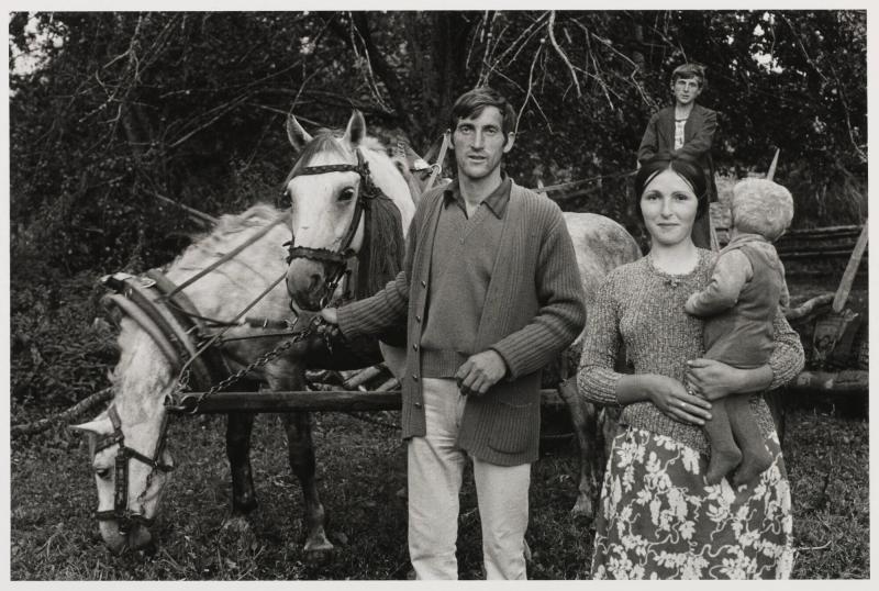 En albansk bonde med sin familj och sina hästar och brorson i bakgrunden . Ur serien Kosova, Jugoslavien
